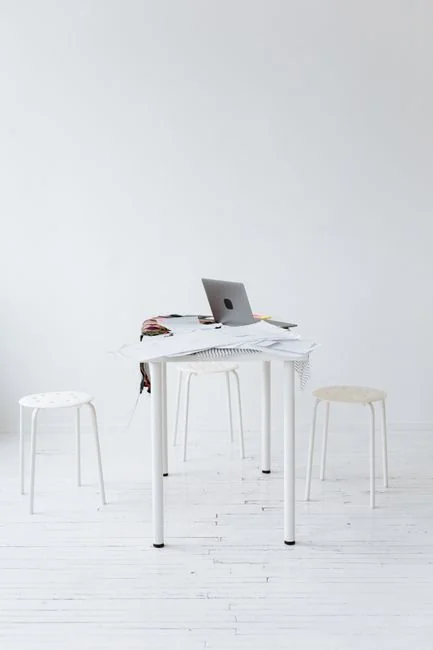 Un environnement de travail moderne présentant un ordinateur portable, une tablette et des smartphones, parfait pour les professionnels de la tech et les indépendants.